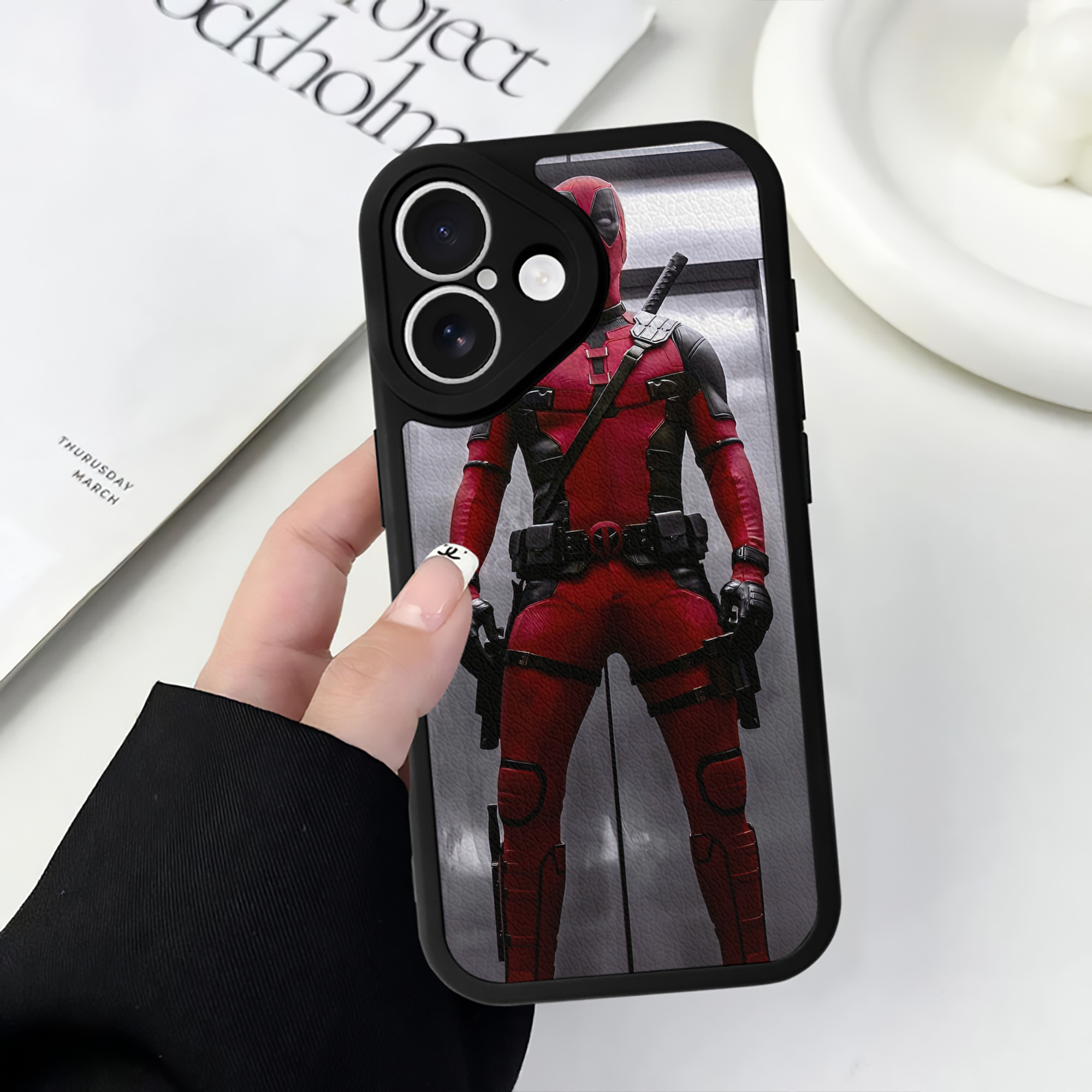 （画像用） Deadpool デッドプール 【iPhone 16シリーズ対応】シリコンスマホケース（レザー調） 材質：シリコン